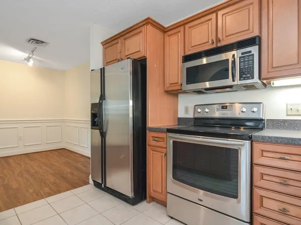 400 Brookside Dr #G, Andover, MA 01810