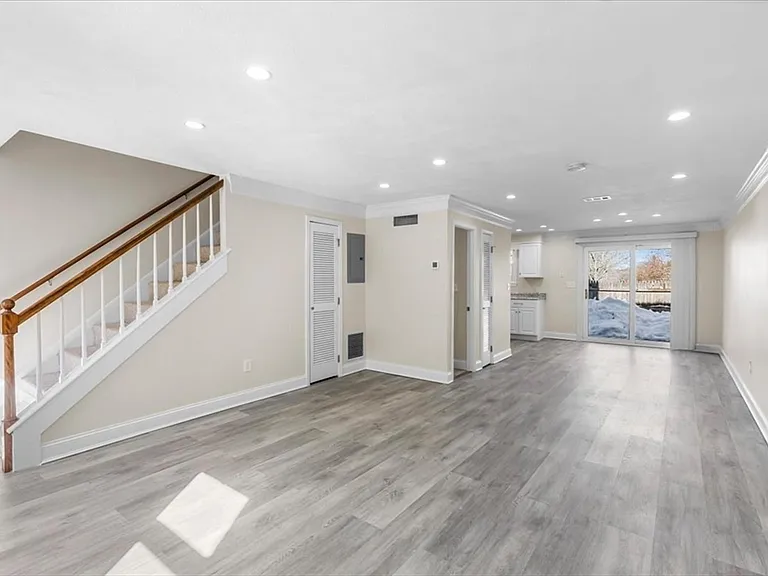 8 Captain Cook Ln #U — Photo 3