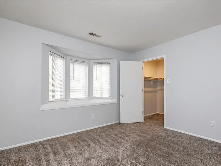 Whitehall Apartments — Photo 7