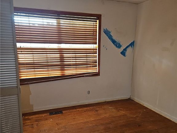 5th image of 4324 31st Ave E