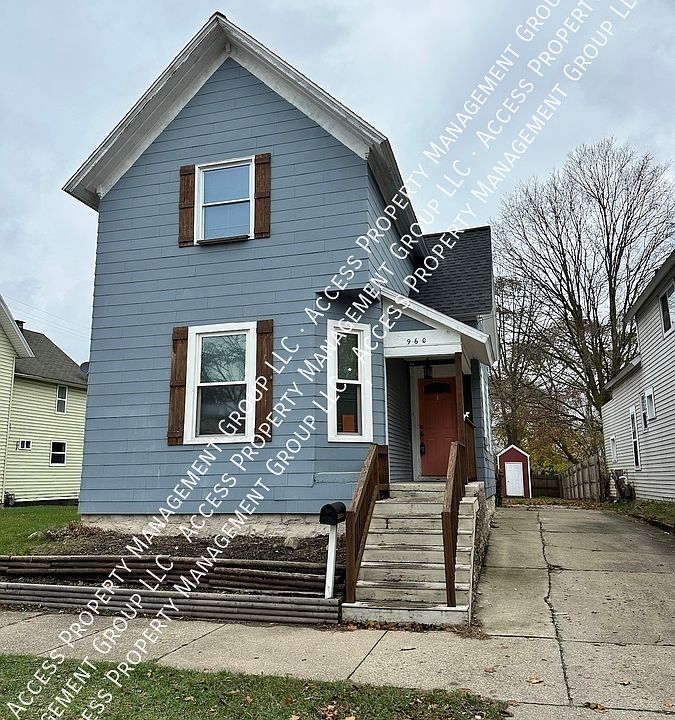 1st image of 960 Fremont Ave NW