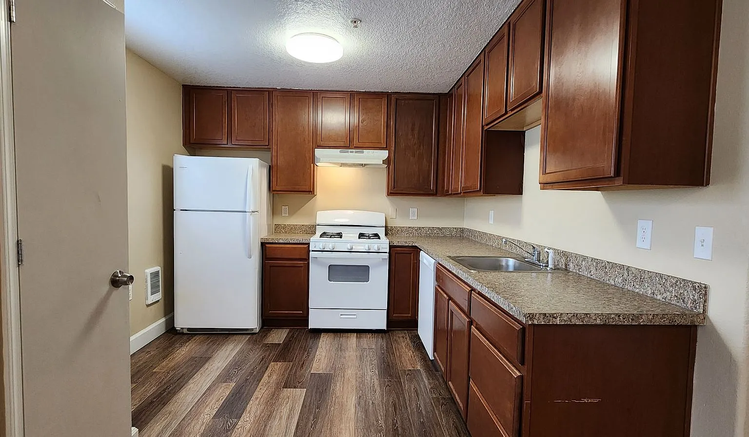 442-Northridge Plaza — Photo 1