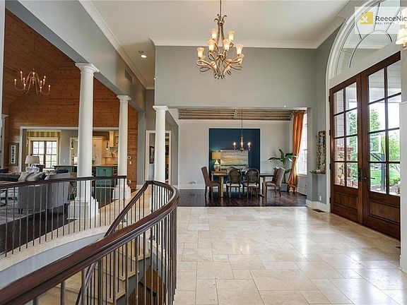 Open Floor Plan Perfect for Family Gatherings and Entertaining!