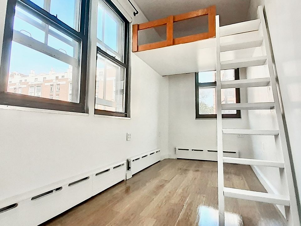 1st image of 102 Washington Pl #1D
