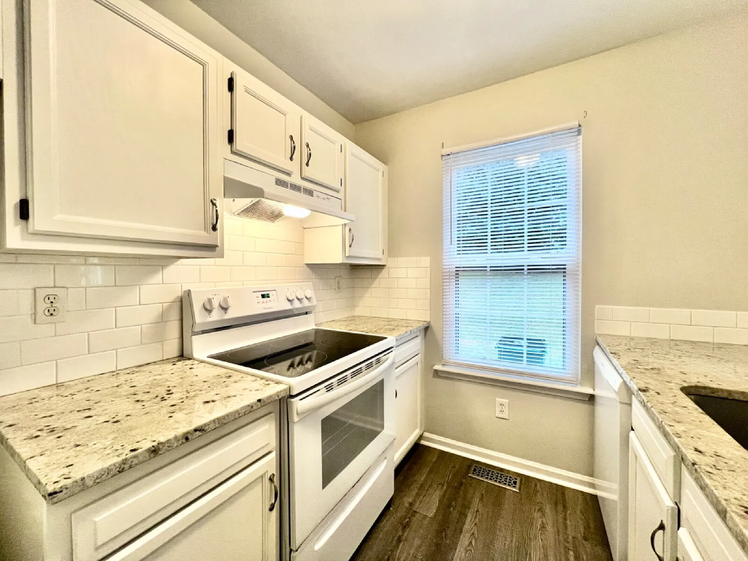 Raintree Townhome! — Photo 4