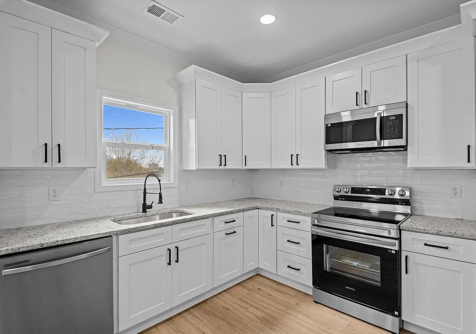 Newly built in 2025 Four Bedrooms/Four Bathrooms New appliances — Photo 3