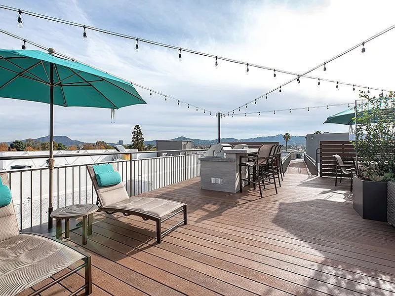 Vue at Laurel Canyon — Photo 2