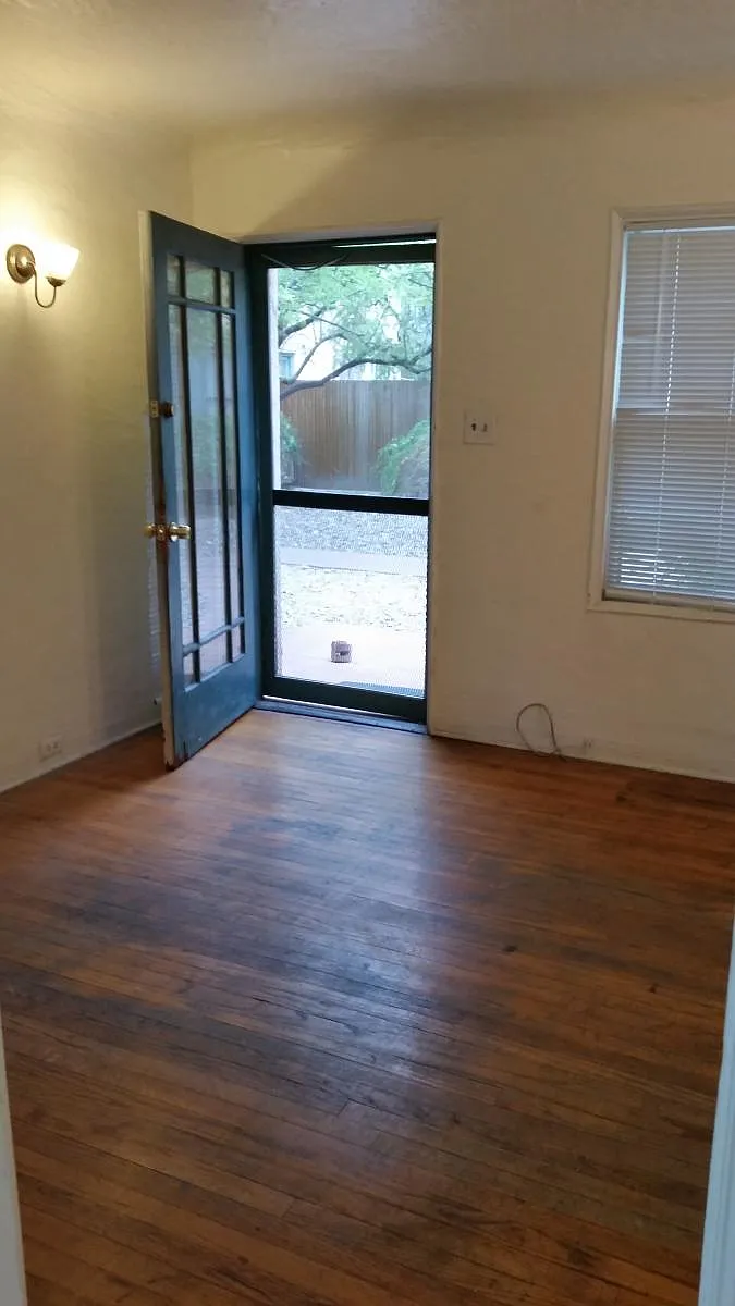 Building Photo - 1128 N Tyndall Ave #4