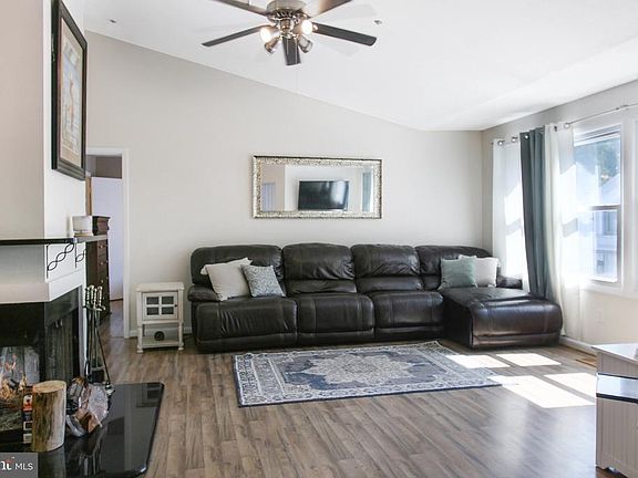 3rd image of 2801 Creekside Dr