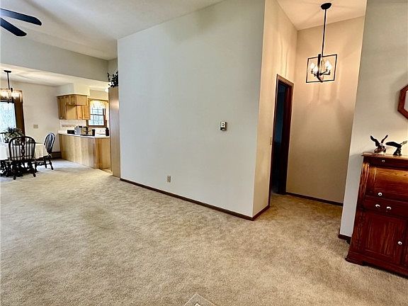 4th image of 292 S Oval Dr