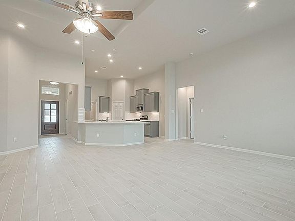 2nd image of 1041 Comal Trl