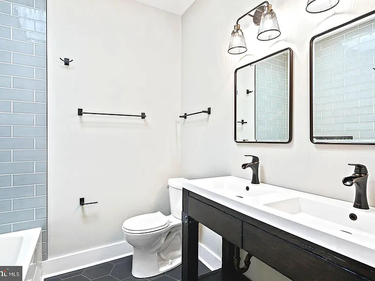 1327 W 42nd St — Photo 27