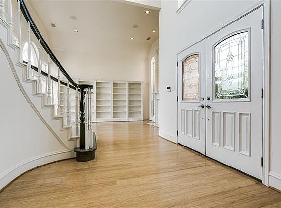3rd image of 5901 Fairmount Dr