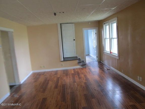 3rd image of 213 S Lincoln St