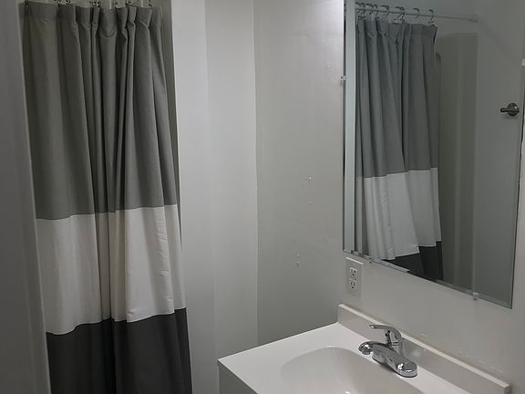 4th image of 121 N Bellaire Ave #3