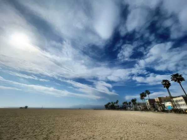 Sunny Venice Boardwalk Studio, 1313 Ocean Front Walk APT 18, Venice, CA 90291