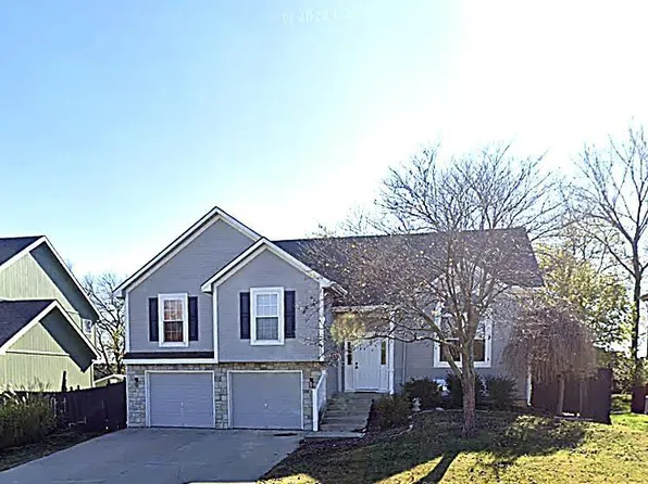 361 Ash Ln, Lansing, KS 66043