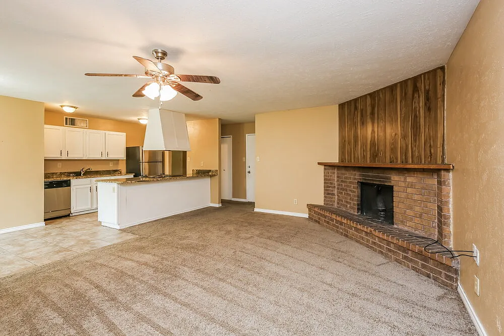 3 bed, 2.0 bath, 1423 sqft, $1,995 — Photo 3