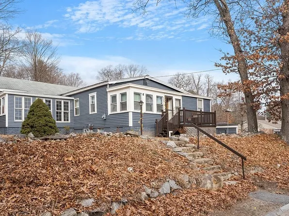 228 Lakeview Ave, Tyngsboro, MA 01879