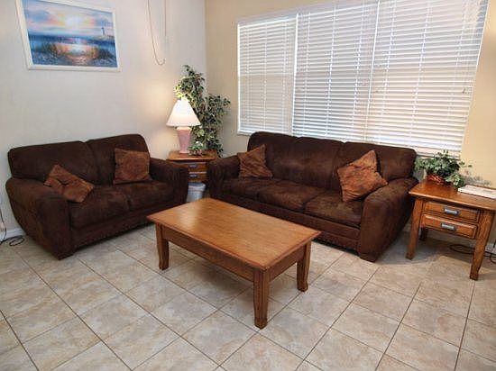 BT5P548RB-living-area