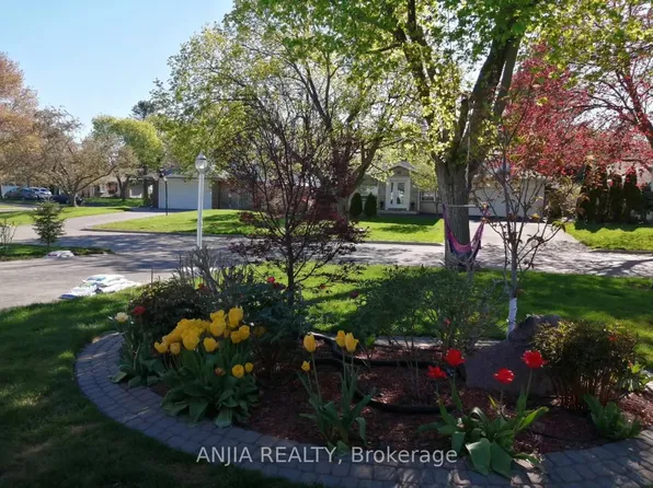 4 Southdale Dr, Markham, ON L3P 1J7