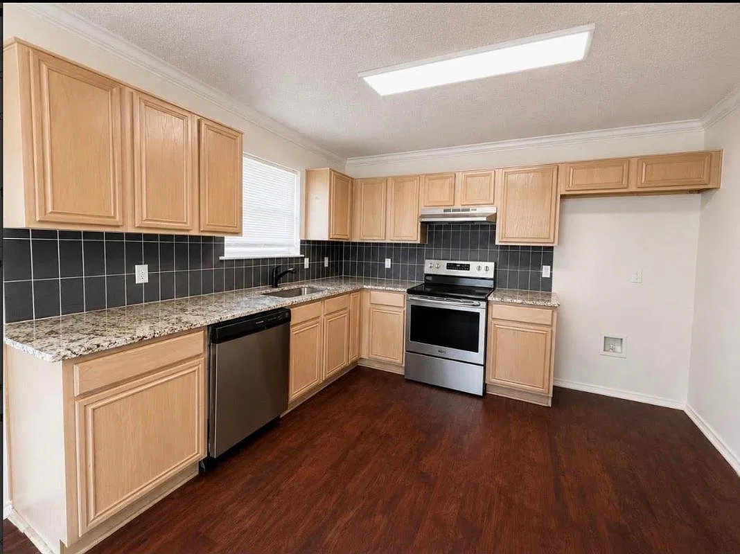 3 bed, 2.0 bath, 1461 sqft, $1,900 — Photo 3