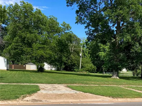716 Commercial St, Oswego, KS 67356