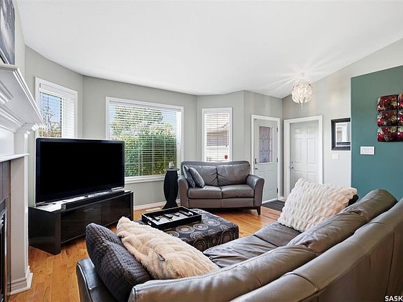 3rd image of 238 Beechmont CRESCENT