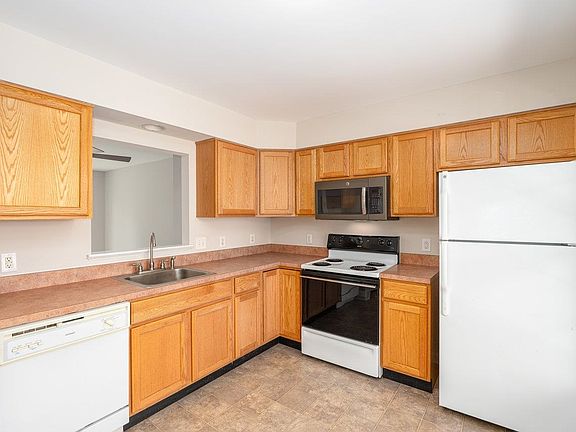 3rd image of 272 Commerce Dr