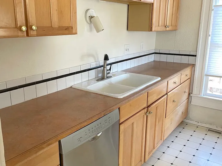 1405 E Washington St — Photo 5