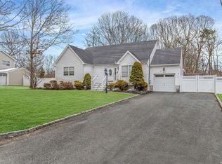 462 Rowlinson Dr, Shirley, NY 11967
