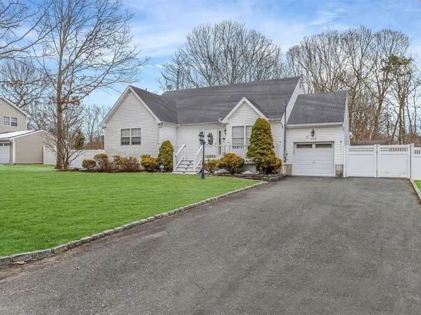 462 Rowlinson Drive, Shirley, NY 11967