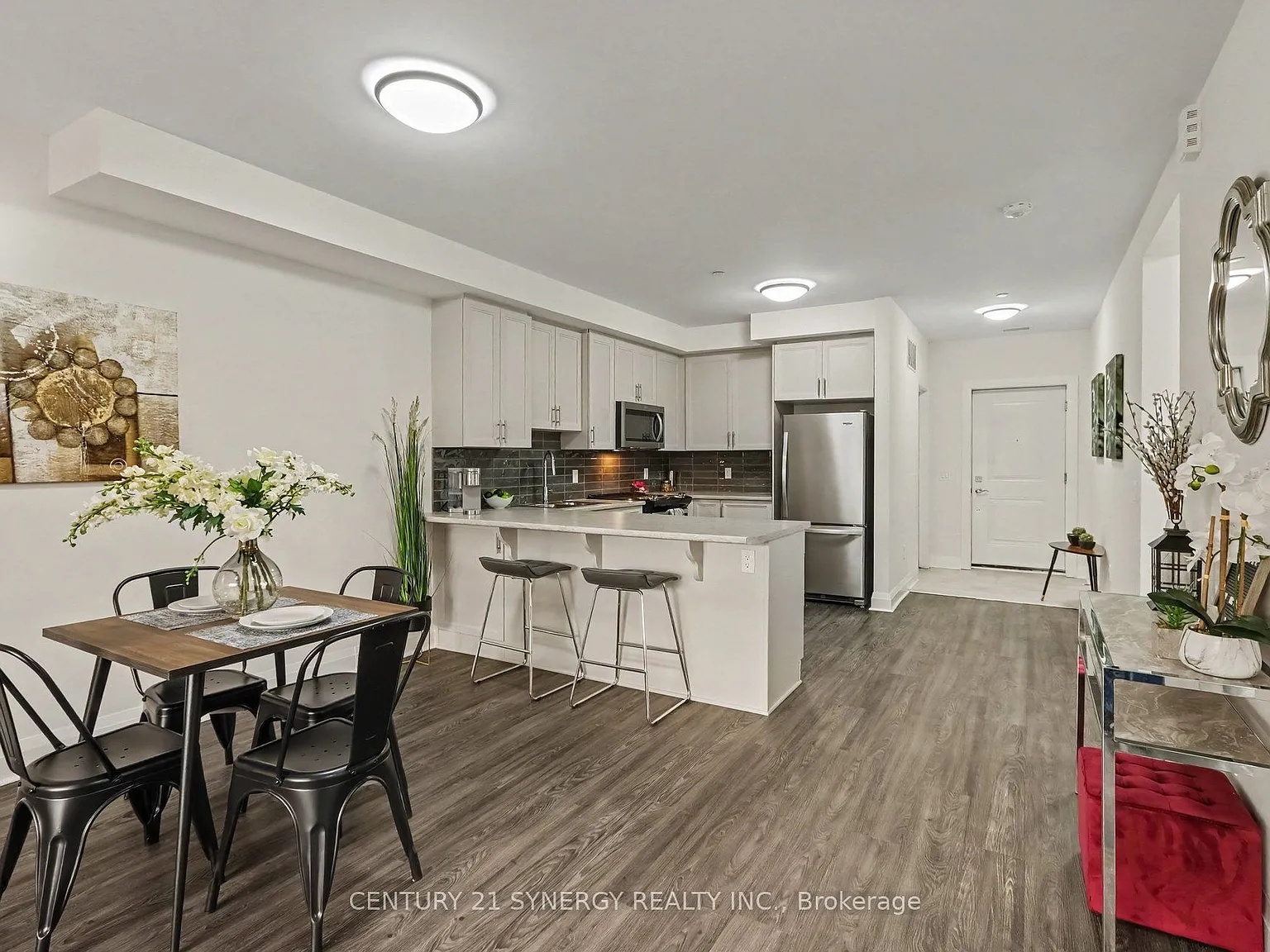 40 McGill St S — Photo 4
