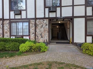 913 Thoreau Ct, Mahwah, NJ 07430