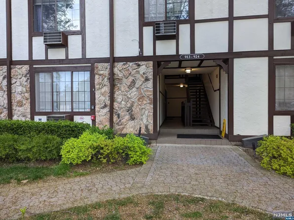 913 Thoreau Ct, Mahwah, NJ 07430