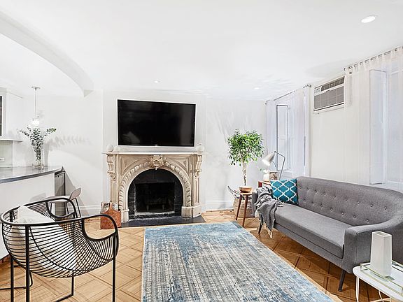 3rd image of 44 King St #1/2