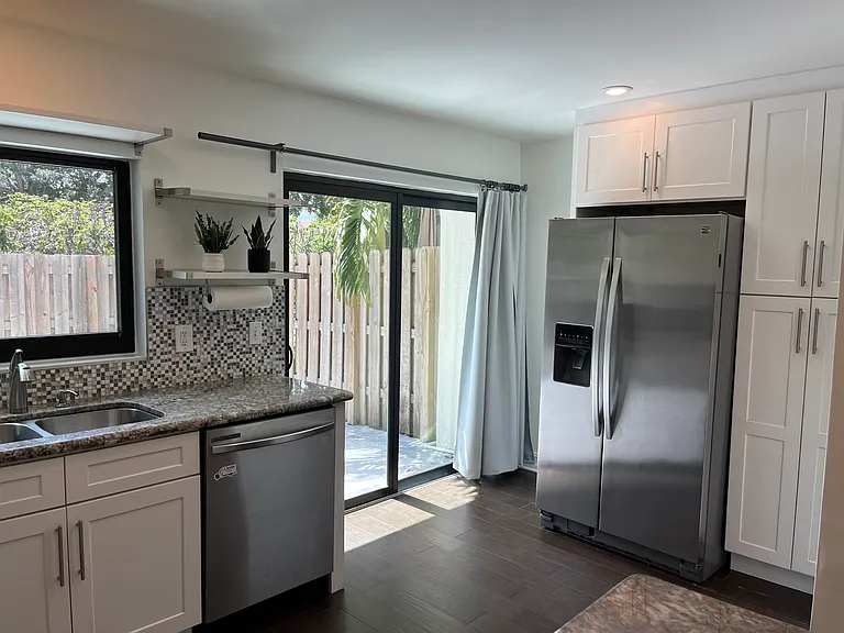 325 City View Dr — Photo 6