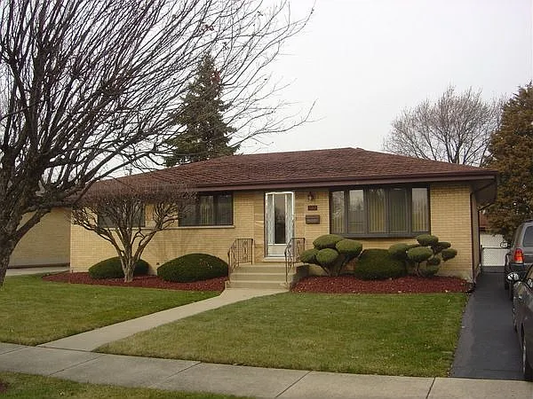 702 W Beach Dr photo 1