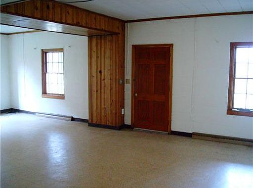 2nd image of 406 Sheridan Cir
