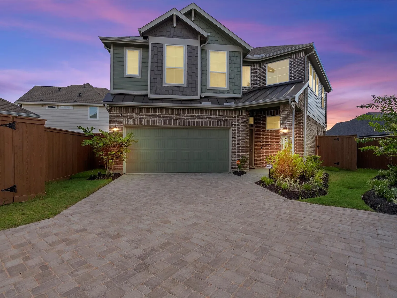 4 bed, 2.5 bath, 2313 sqft, $2,600 — Photo 2