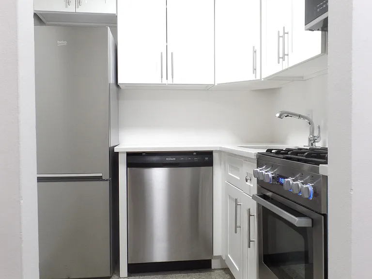 123 E 54th St #3D — Photo 2