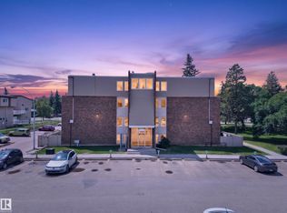 Country Club Estate, Edmonton, AB T5R 2E1