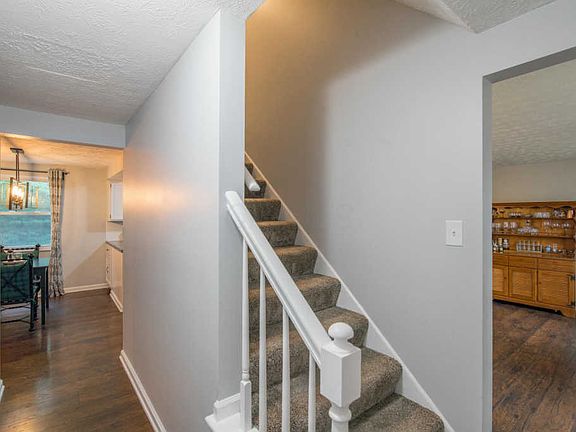 4th image of 330 Highbury Cres