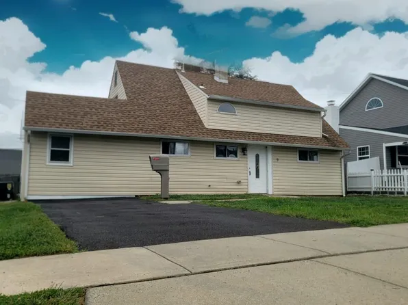 9 Woodbine Rd, Levittown, PA 19057