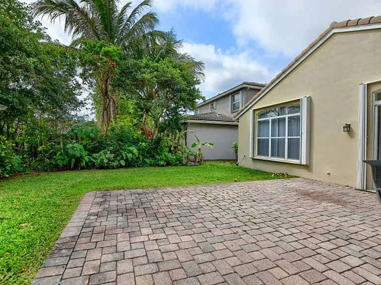 1225 E Magnolia Cir — Photo 15