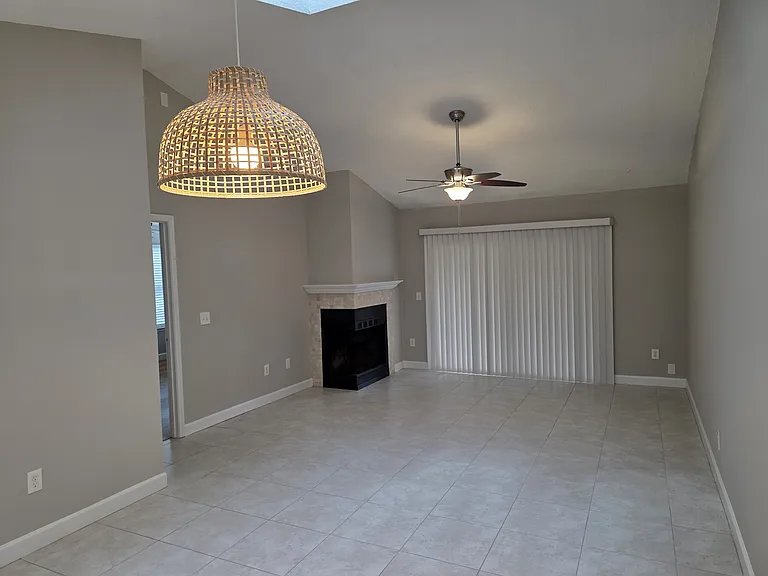 Dining / Living Room (non-functioning fireplace)