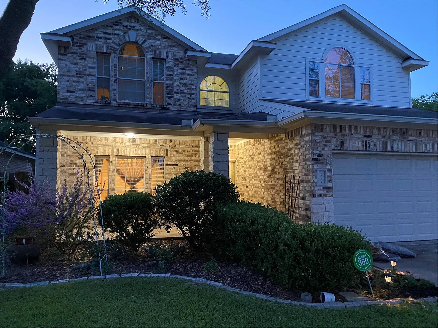 3 bed, 2.5 bath, 2340 sqft, $2,100 — Photo 2