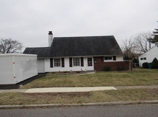 25 Maroon Rd, Levittown, PA 19056