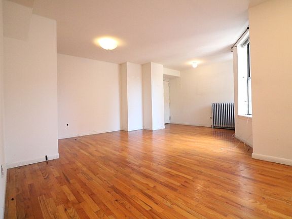 3rd image of 310 W 95th St APT 7C
