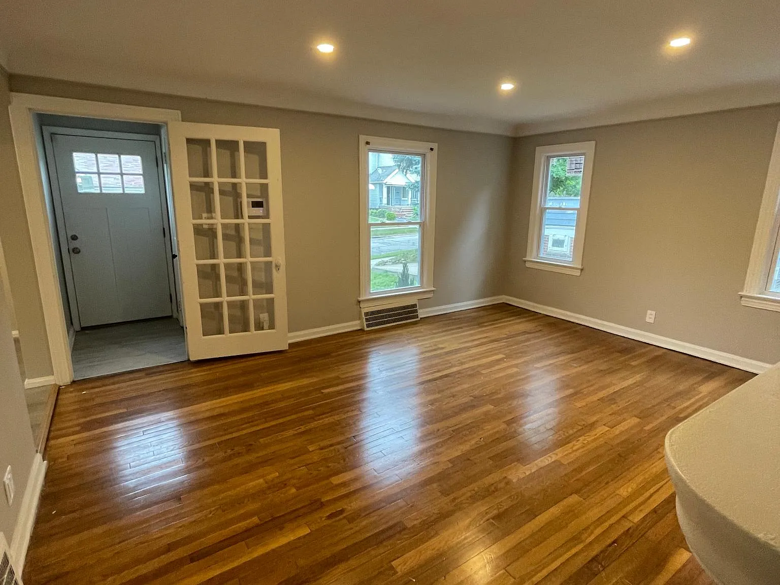 3 bed, 1.5 bath, 1303 sqft, $1,400 — Photo 4